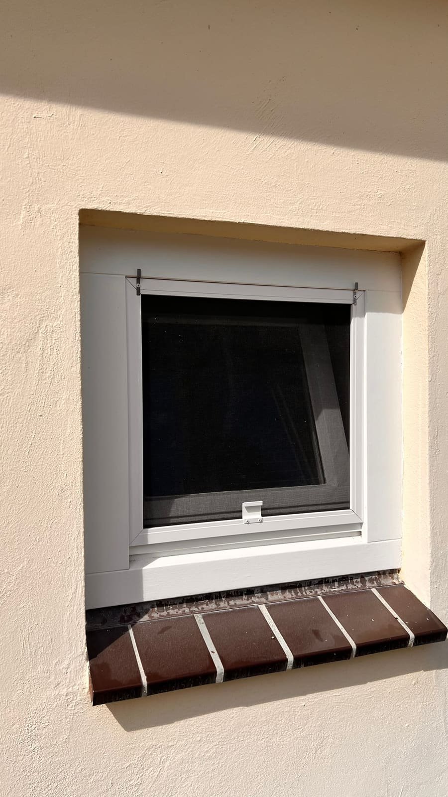 Fixed insect screen held with mounting clips in Curaçao