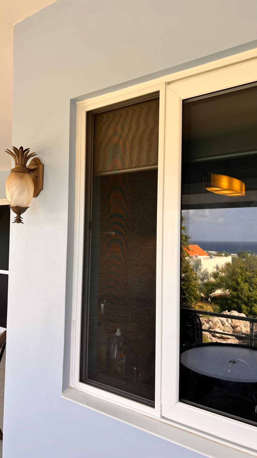 Fixed insect screen on a sliding window in Curaçao