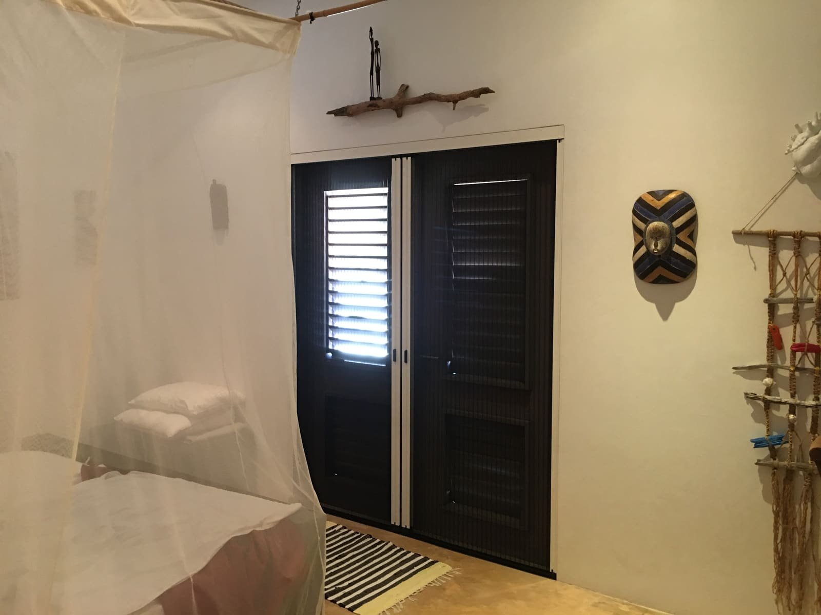 Plissé screen door, closed in Curaçao
