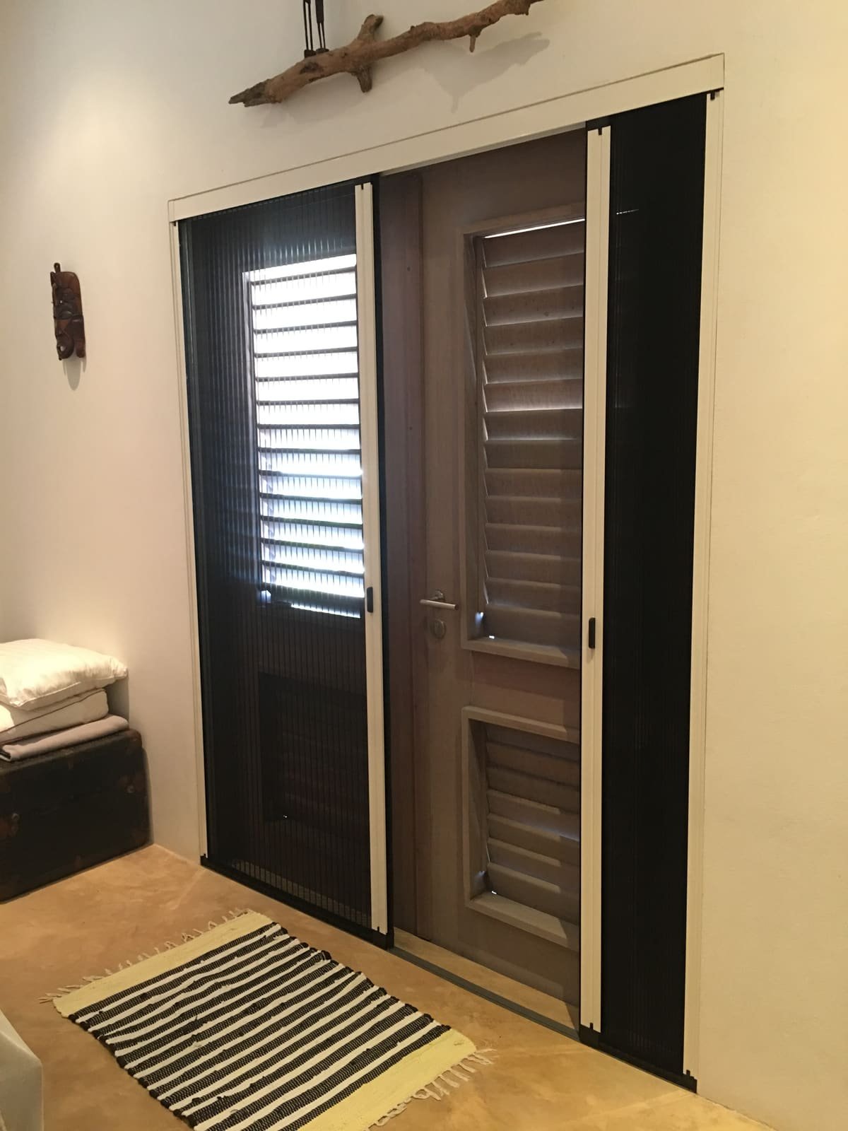 Plissé screen door, partly open in Curaçao